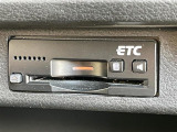 【ETC】有料道路を利用する際に料金所で停止することなく通過できる、ETC車載器(ノンストップ自動料金収受システム機器)が装備されています。セットアップを行うことで利用可能になります。