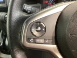 ステアリングにオーディオ操作スイッチが付いています。オーディオ画面に直接タッチしなくても操作が出来ますので、運転に集中できます。