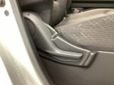 シートハイトアジャスターが付いているので運転姿勢を調整するのに便利ですね。身長に合ったシートポジションは安全運転や疲労軽減にもつながります。