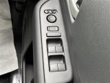 【電動格納ミラー】運転席のスイッチで、ドアミラーの開閉や角度の調整ができます。