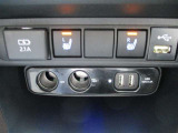 USBタイプ給電端子、外部入力端子と運転席と助手席のシートヒータON/OFFボタンです。
