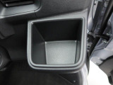 【カップホルダー】エアコン吹き出し口下部に設置されていますので使いやすさバッチリ!運転席から手の届くちょうどの位置です!