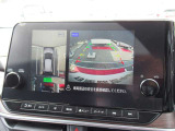 車を上から見下ろしているかのような映像で周囲の状況を確認できるアラウンドビューモニター。狭い駐車場や駐車が苦手な方でも安心。