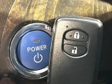 【スマートキー】カバンやポケットに入れたままでもドアの施錠・解錠が可能なスマートキーを装備。エンジンのオン・オフ時もカギを取り出す必要が無いからとっても便利です♪