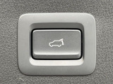 【パワーバックドア】スマートキーや運転席のボタンを押すだけでリアゲートが自動で開閉します!荷物を持っている時や、高い位置にあるバックドアを閉める際に便利な機能です♪