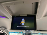 【フリップダウンモニター】大画面モニターで後席でもエンタメをお楽しみいただけます。小さなお子様にも大人気の装備です♪