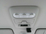 運転席の上に、手元を明るく照らすマップランプをご用意しております♪