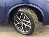 【純正19インチアルミホイール】足元を際立たせ、軽快な走りを演出します!タイヤは2023年製のダンロップ・グランドトレックを装着しております。残り溝も十分ございます。