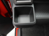 カップホルダーは運転席や助手席からちょうど手の届く位置です!!