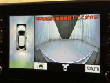 パノラミックビューモニターシステムが付いているので車の上から見た映像が確認できますよ。 一目で車両周辺の情報を確認できますが、直接安全をご確認下さい。