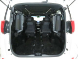 大きな開口幅で荷物を出し入れしやすいのが魅力のラゲージスペースです!リヤシートのシートバックの工夫で、更に積載容量が広くなり、よりたくさんの荷物の収納・長尺の荷物の収納が可能になります♪