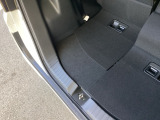 後席を前にスライドさせれば、荷室を広く使えます。