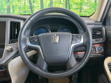 【純正革巻きステアリング】上質な革を使用することで、手にしっかり馴染みとても運転しやすいハンドルです♪