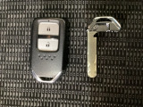 スマートキーを装備しています。鍵を差し込むことなくドアロックの開け閉めと、スタートボタン操作でのエンジンスタートができます。