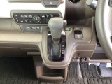 足元スッキリ、インパネシフトです。パーキングブレーキは電子制御パーキングブレーキタイプなので、運転席と助手席の間がスッキリしています。