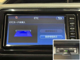 ナビ画面連動のETC付きです。高速道路料金所での小銭の出し入れや雨天時における窓の開け閉めなどの煩わしさが解消できます。料金所の通過もスムーズで快適ですよ。