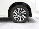 純正アルミホイールを装備しております、タイヤサイズは165/65R14です。