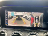 ◆苦手な人が多い駐車場での車庫入れや狭い道でも大丈夫です/クルマの前後左右にカメラを設置してモニターで表示してくれるため、運転席から見えにくい場所を映し出してドライブをサポートします◆