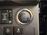 エンジンスタートボタンです。キーが車内にあれば、エンジンの始動・停止はブレーキを踏んでスイッチを押すだけ!キーを取り出す手間を省き、ワンプッシュでエンジンを操作するので簡単でスムーズです。