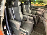 後部座席も気になるようなキズ・汚れやへたり等、大きなダメージはなく、良好な状態です。