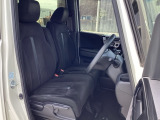 フロントシートはベンチシートです。ベンチシ―トは運転席と助手席の移動もスムーズ!狭い駐車場での乗り降りに便利です。