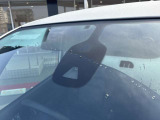フロントガラスの上部には衝突軽減ブレーキの装置も付いており、より安全に運転を楽しんでいただくことができます。