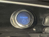 システムスタートボタンです。キーが車内にあれば、HVシステムの始動・停止はブレーキを踏んでスイッチを押すだけ!キーを取り出す手間を省き、ワンプッシュで簡単でスムーズです。