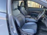 運転席もゆったりとお座り頂けます。