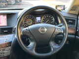 【純正革巻きステアリング】上質な革を使用することで、手にしっかり馴染みとても運転しやすいハンドルです♪
