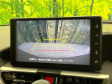 【バックカメラ】駐車時に後方がリアルタイム映像で確認できます。大型商業施設や立体駐車場での駐車時や、夜間のバック時に大活躍!運転スキルに関わらず、今や必須となった装備のひとつです!