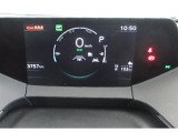 視線を前方に誘導する、トップマウントメーターを起点とし、安全確認がしやすく、運転に集中できる構成に。最大限走りの良さを楽しむことができます。