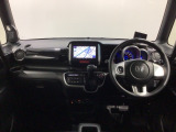 使いやすいレイアウトのダッシュボード周辺です。オートエアコンや小物入れなど嬉しい装備が満載です。