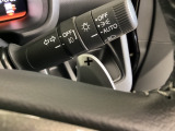 ステアリングの裏側、左右にパドルシフトがついています。右が+、左が-の操作でシフトチェンジを行い、エンジンブレーキなどのマニュアル操作ができます。