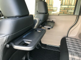 格納式シートバックテーブル付きです。休憩時のちょっとした小物置きとして便利です。