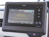 【バックカメラ】駐車が苦手な方でも安心してお乗りいただけます。リバース連動で画面が切り替わるのでとっても便利です。
