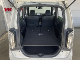 後部座席をたたむとこんなに広いスペースが!