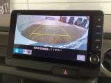 リバースギアに入れるだけで後方の表示へ切り替わります。夜間や雨の日の駐車も楽になりますよ。