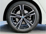 BMWの純正アロイホイールは軽量かつ強度にも優れているホイールで走行性能を引き上げる設計になっております。足元にもBMWは妥協がなくこだわっている個所になります。