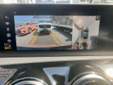 ◆苦手な人が多い駐車場での車庫入れや狭い道でも大丈夫です/クルマの前後左右にカメラを設置してモニターで表示してくれるため、運転席から見えにくい場所を映し出してドライブをサポートします◆