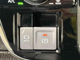 指先だけで簡単に操作が可能な電動パーキングブレーキを採用。「HOLD」スイッチを押すと、渋滞や信号待ちなどでブレーキペダルから足を離しても、ブレーキを保持するので安心です