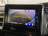 リバースギアに入れるだけで後方の表示へ切り替わります。夜間や雨の日の駐車も楽になりますよ。