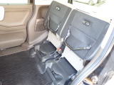 ◆チップアップ&ダイブダウン機構付【ULTR SEAT】は後席座面を左右分割で跳ね上げることができます。トランクで積載できない背の高い荷物をラクラク収納できます。ホンダ車ならではの人気装備です。