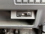 【ETC】有料道路を利用する際に料金所で停止することなく通過できる、ETC車載器(ノンストップ自動料金収受システム機器)が装備されています。セットアップを行うことで利用可能になります。