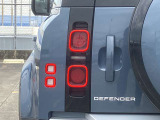 【LEDテールライト】後方車からの視認性も良く、誰が見てもDEFENDERだと一目でわかるデザインに仕上がっています。