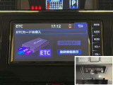 ナビ画面連動のETC付きです。高速道路料金所での小銭の出し入れや雨天時における窓の開け閉めなどの煩わしさが解消できます。料金所の通過もスムーズで快適ですよ。