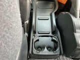 運転席、助手席の間にドリンクホルダ-が付いています!