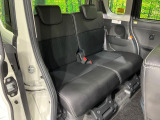 後部座席も気になるようなキズ・汚れやへたり等、大きなダメージはなく、良好な状態です。