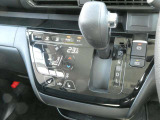 キビキビとした走りと優れた燃費を両立した、日産自慢のCVTは操作のし易いインパネシフトを採用しております♪