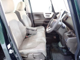 フロントシートはベンチシートです、運転席と助手席の移動が簡単です。真ん中にはアームレストも装備されています! また運転席シートの高さも調整できます。