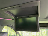 【フリップダウンモニター】大画面モニターで後席でもエンタメをお楽しみいただけます。小さなお子様にも大人気の装備です♪